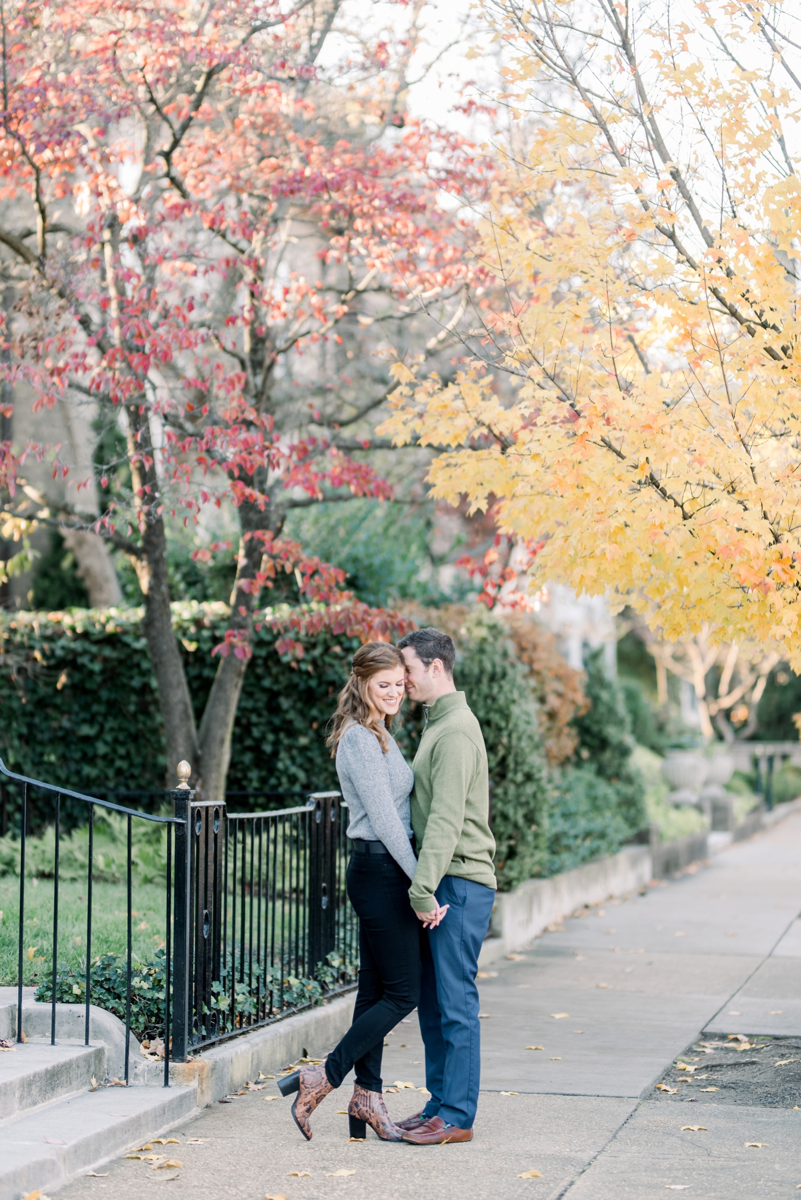 richmond-virginia-monument-avenue-state-capitol-fall-engagement-session-photo_9197.jpg